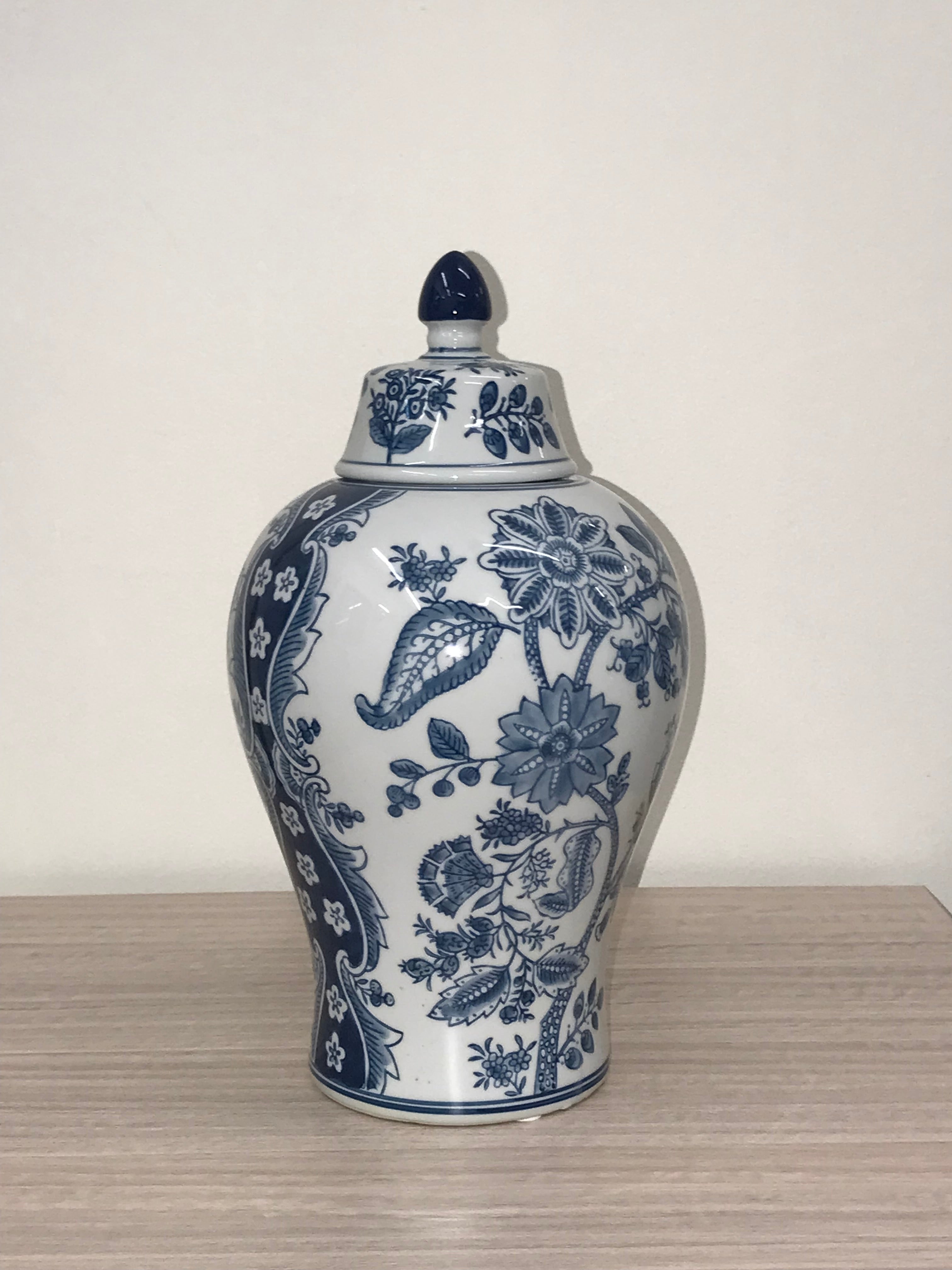 Nanjing Lidded Jar 32cm Porcelain Decorative Ginger Jar with Ming Inspired Design