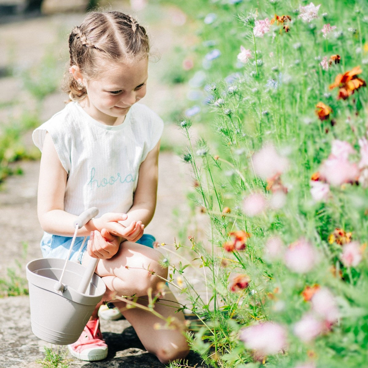 Bigjigs Toys Activity Bucket Sensory Play Toy for Toddlers and Preschoolers stone Grey