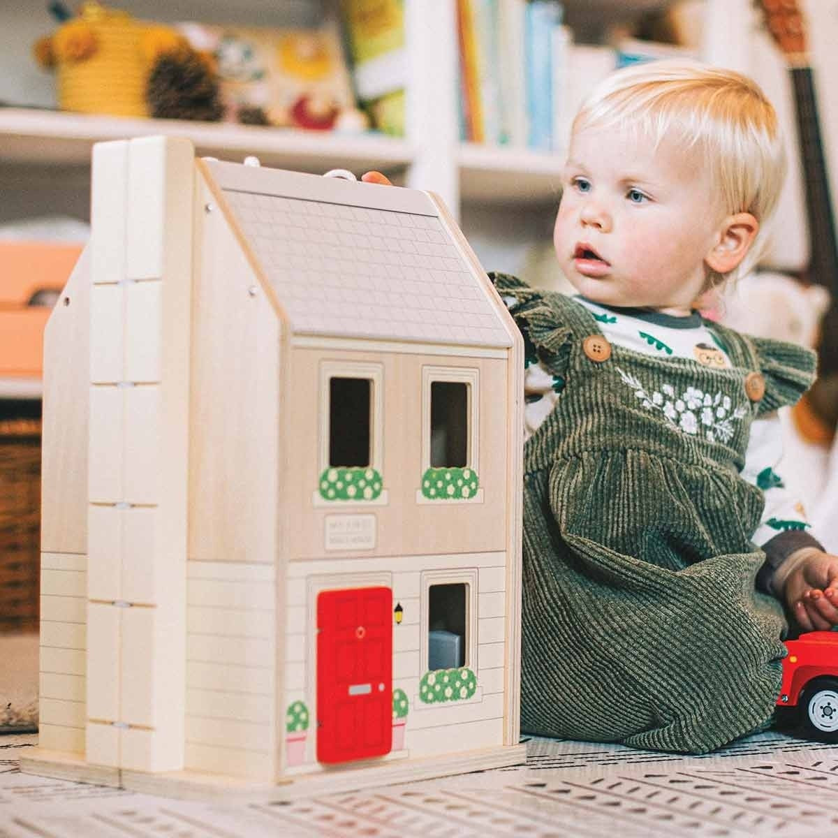 Bigjigs Toys Folding Dolls House Set Wooden Dollhouse with Furniture, Car & Peg People