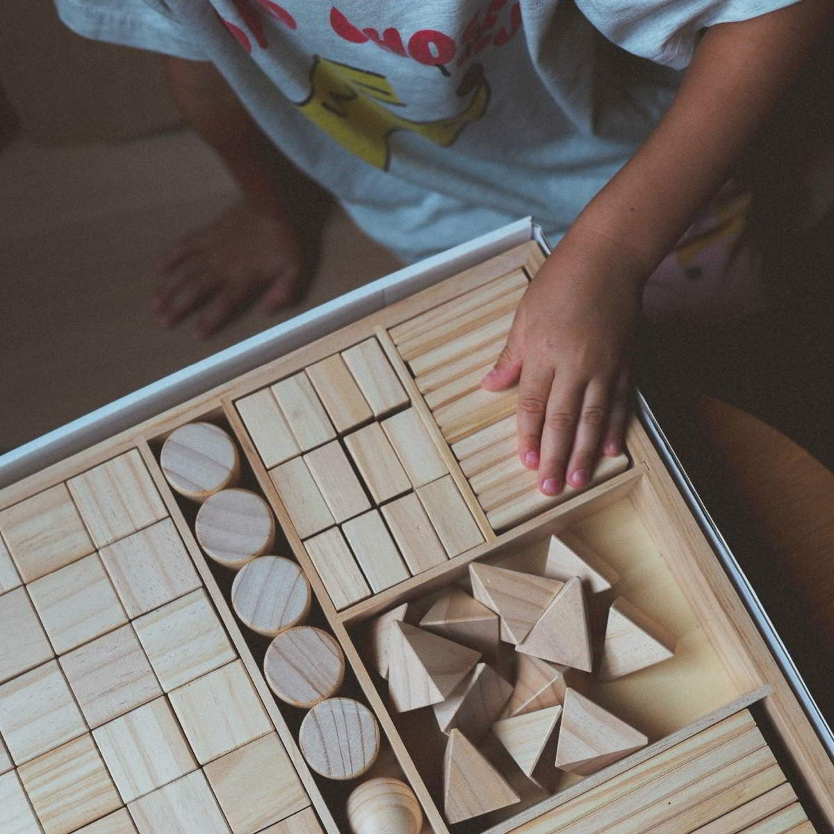 Kinderfeets Wooden Tray with 100 Wooden Blocks Natural
