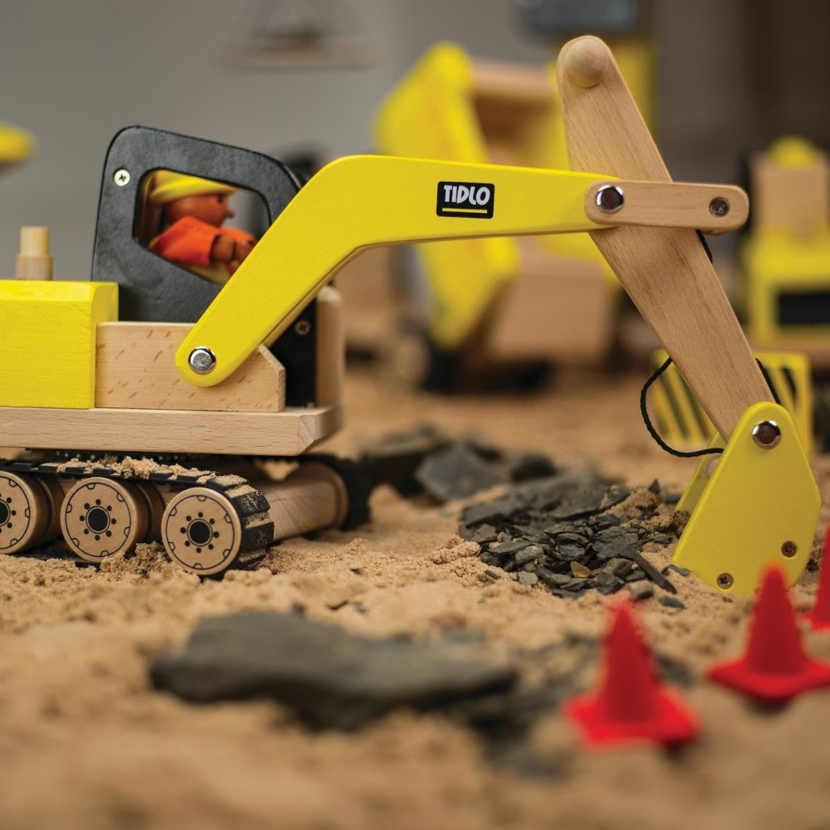 Tidlo Digger Toy with Working Caterpillar Tracks for Pretend Play